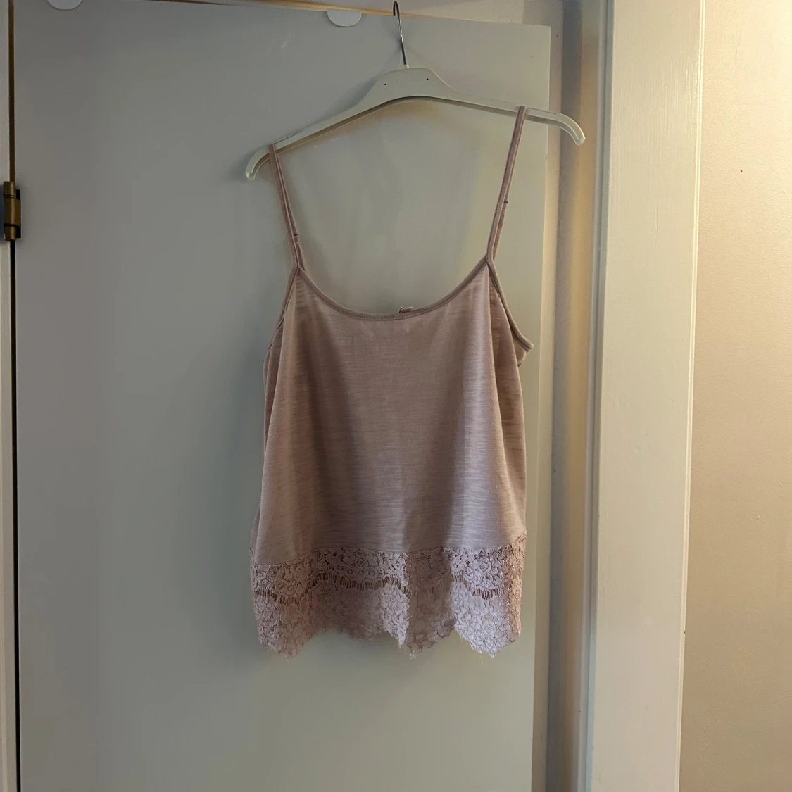 Beige linnetopp med spetskant - 1