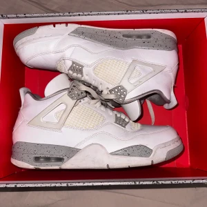 Jordan 4or Oreo - Säljer ett par Jordan 4 “Oreo”. Skorna har använts flera gånger men är fortfarande i bra skick. Originalkartong medföljer. De kan rengöras innan leverans om så önskas. Pris kan diskuteras vid snabb och smidig affär.