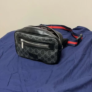 GG Axelväska - Snygg svart GG axelväska