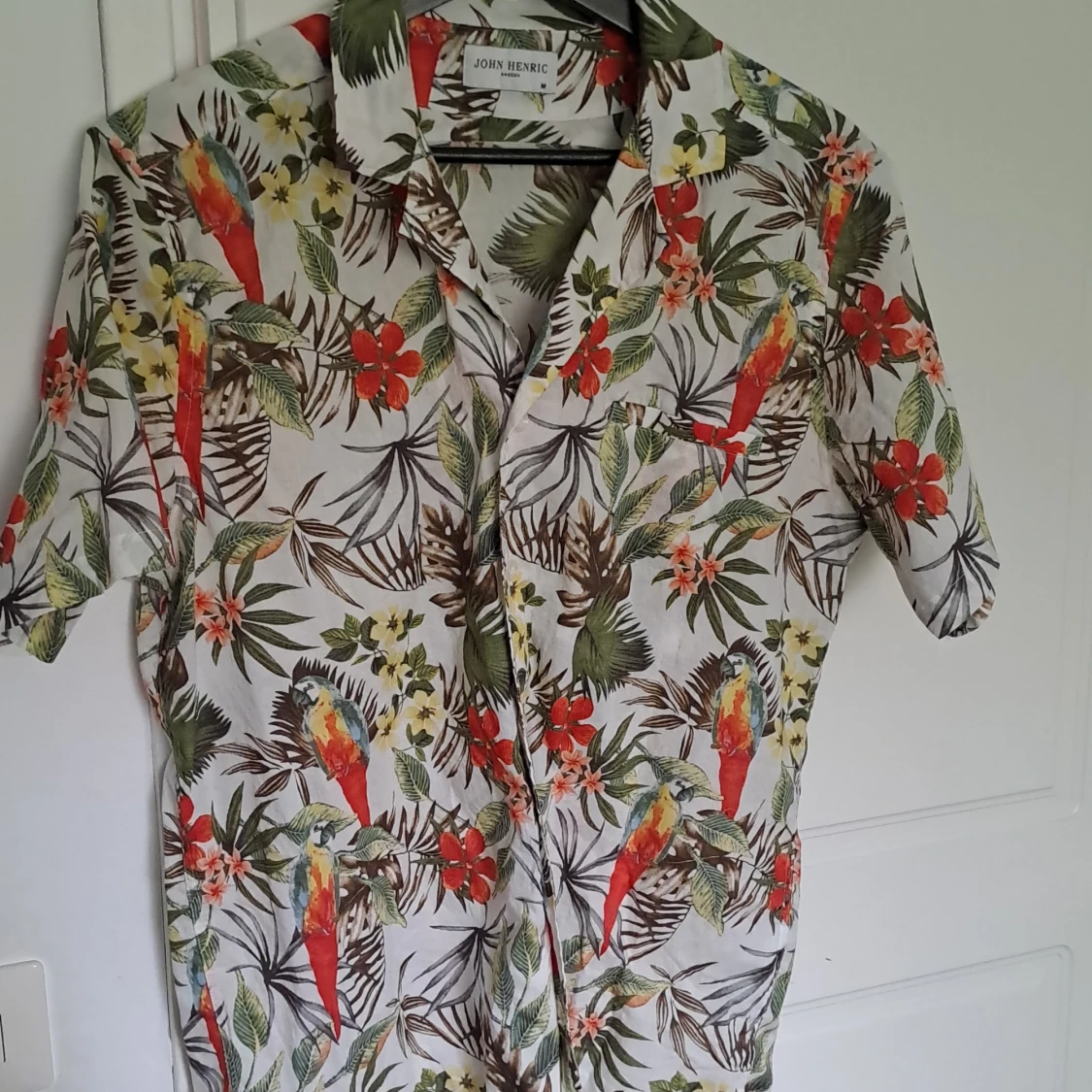 Blommig kortärmad skjorta med papegojor från John Henric - 1