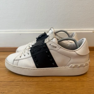 Valentino rockstud sneakers - Säljer nu dessa fina valentino skor | Storlek 38 | Kvitto ingår som intygar äktheten | Hör gärna av er vid frågor eller funderingar 😊