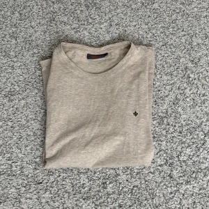 Beige T-shirt från Morris  - Riktigt snygg T-shirt, perfekt nu inför sommaren☀️