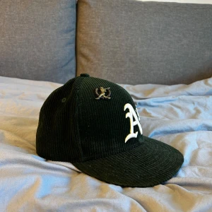 Mörkgrön new era keps i manchester tyg med pin - Använd fåtal gånger, tycker den är för liten för mig. 