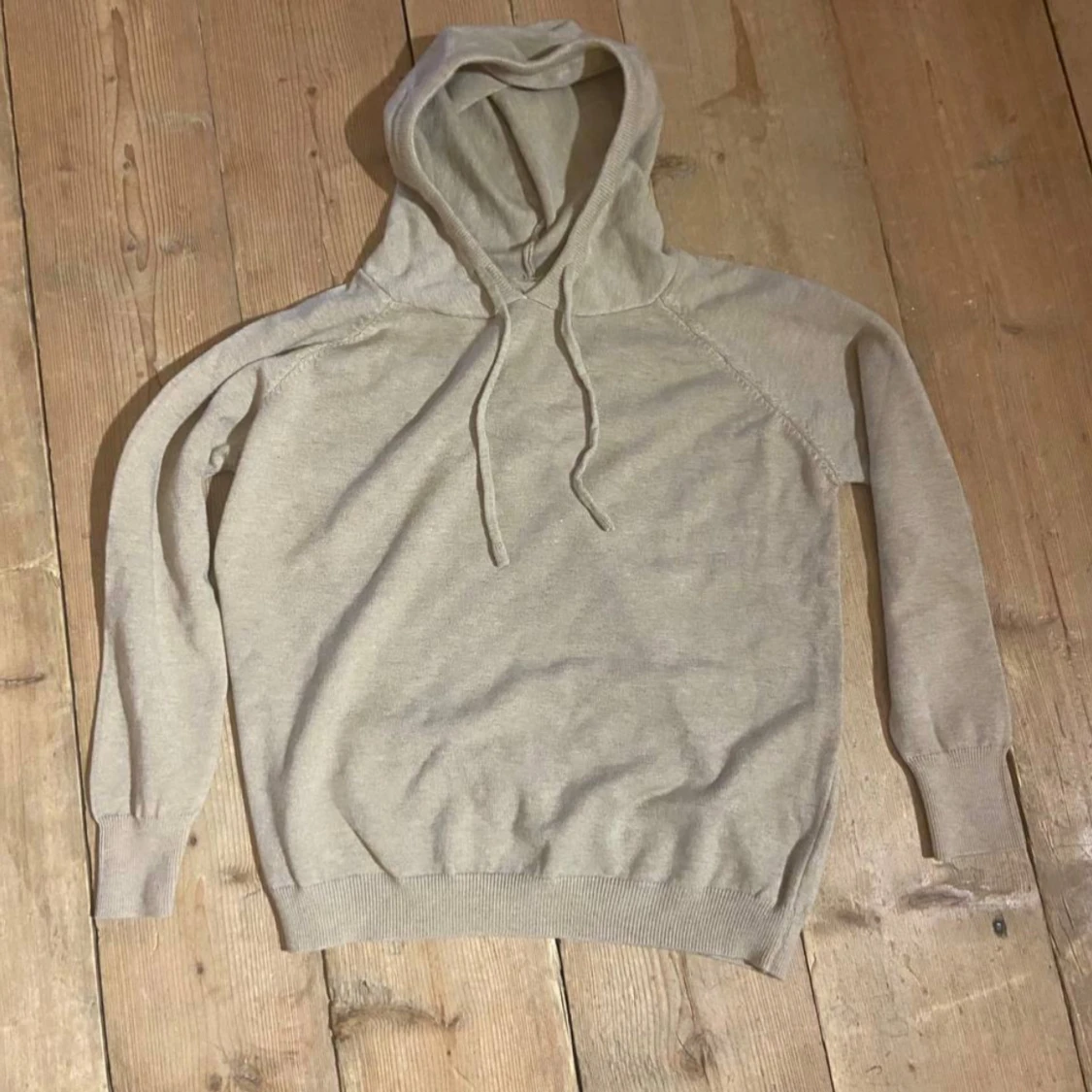 Beige hoodie med huva och dragsko