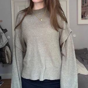 Grön stickad tröja - Superfin stickad tröja, har ett litet hål som man ser på sista bilden men inget som man tänker på när man har på sig den💕💕