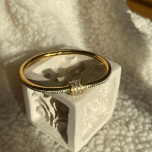 Guldfärgat armband med glittriga detaljer - Rostfritt 6cm i diameter 