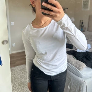 Vit långärmad tröja - En stilren långärmad tröja. Perfekt basplagg som passar till det mesta och är lätt att matcha med andra kläder. Skön och mjuk att ha på sig. Aldrig använd, dock ingen prislapp kvar. Från HM