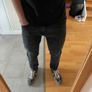 Svarta slim jeans från Tiger of Sweden - Säljer ett par svarta slim fit jeans från Tiger of Sweden. Jeansen har klassisk femficksdesign, dragkedjegylf och en snygg läderpatch med logga bak i midjan. Perfekta för dig som gillar en smalare passform och stilren look.                      Modellen är 177 cm och 68 kg.                              Hör av er om ni har några frågor! 😊
