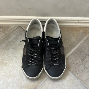 Philippe Model - Säljer ett riktigt schysta philippe model skor i storlek 41 då dom har blivit försmå för mig, dom är använda ett fåtal gånger. | skriv vid intresse eller om ni vill ha fler bilder|