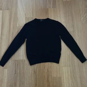 Stickad tröja från Tiger of Sweden - En mörkblå stickad tröja från Tiger of Sweden. Lappen säger att storleken är M, men den passar mer som en XS/S. Inga skavanker, inget slitage, ingen missfärgning osv. 