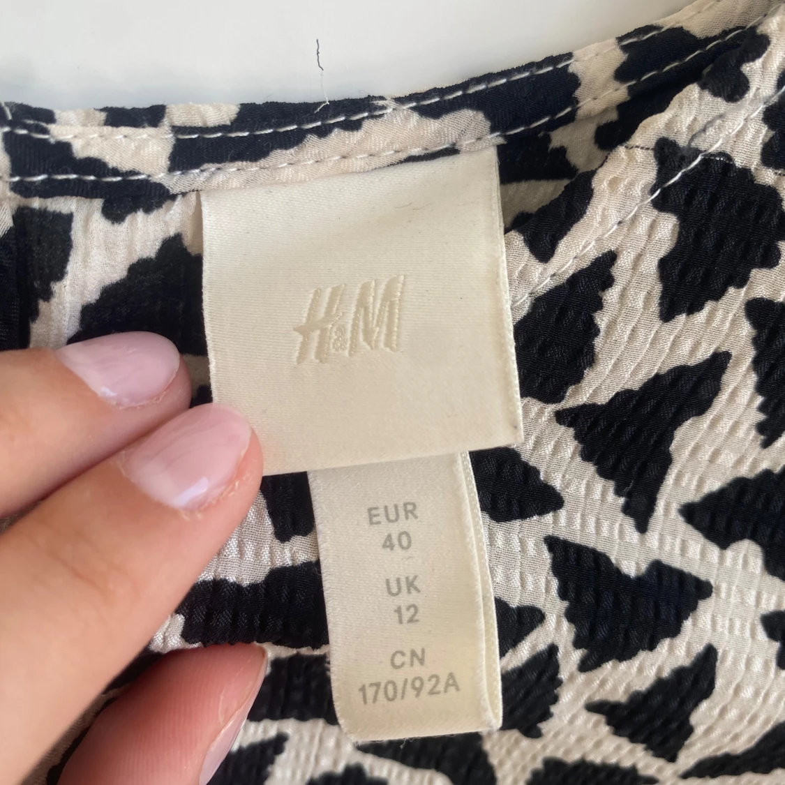 Svartvit mönstrad blus från H&M - 2