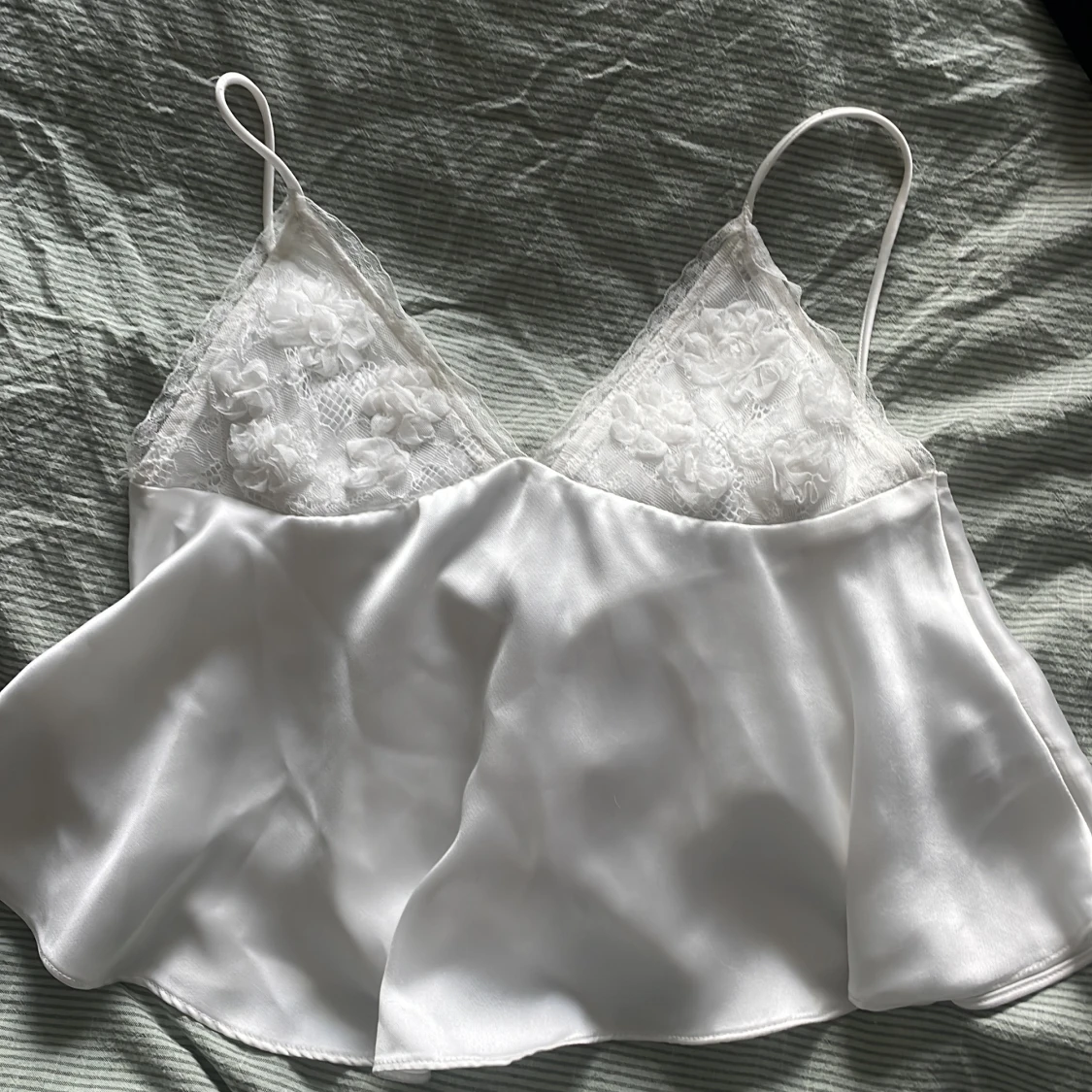 Vit spetsdetaljerad linnetopp🌸