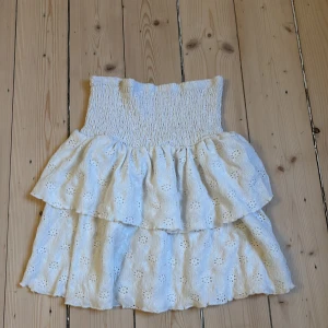 Vit volangkjol från Gina Tricot - Jättefin kjol från Gina tricot i storlek 146/152🤍