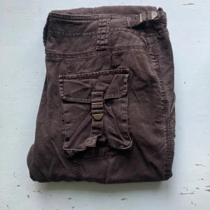 🍒Vintage y2k bruna linnebyxor🍒 - 🍒UTILITY🍒Så snygga lågmidjade linnebyxor som sitter jättebra! Midjemått: 40cm rakt över (lågmidjat) Innerbenslängd: 80cm. Finns spännen på båda sidor i midjan så man kan justera midjan mindre om man vill.🍒