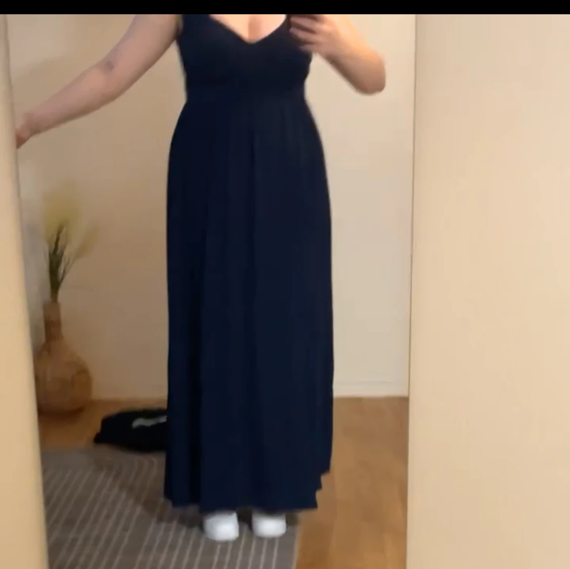 Marinblå långklänning med v-ringning