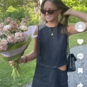 Klänning - Säljer den här jätte fina mörka jeans klänningen med en cut out på ena sidan, köpt på zara och endast använd en gång!❤️