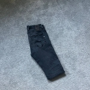 Replay anbass hyperflex - Tjena, säljer nu dessa riktigt snygga Replay anbass hyperflex jeans🔥Små slitningar (inget som syns) men är fortfarande i bra skick! Nypris ca 1600kr. Storlek L30 W30. Tveka inte att höra av dig vid frågor/funderingar! Pris är såklart diskutabelt😉🙌