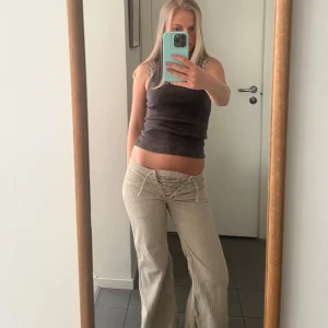 Beige manchesterbyxor med snörning - Beiga ribbade jeans/manchesterbyxor med supersnygg snörning framtill!! Köpta på secondhand för 500! Jättanajs byxor, säljer för att dom är för små🤎🤎 Storlek 36 men motsvarar snarare en 34.