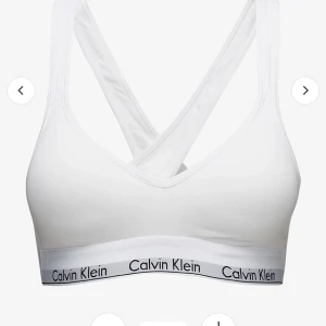 Calvin Klein bh med vaddering🤍 - Säljer min vita Calvin Klein bh som är i bra skick🤍
