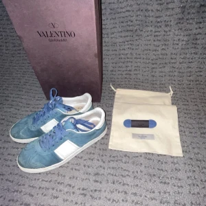Valentino flycrews  - Hej säljer nu mina eftertraktade Valentino flycrews  som inte längre går att köpa nya för att jag är sugen på något nytt. Dom är använda och det saknas tyvärr 10 nitar ungefär 5 på varje sko Arnas ser dom helt normala med inga stora problem.