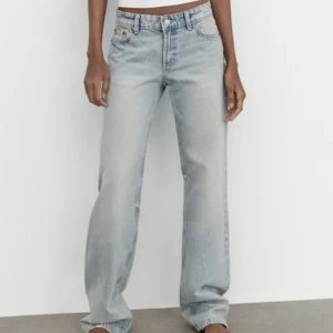 Helt nya jeans zara - Lågmidjade jeans i nyskick. Storlek 40 passar S/M