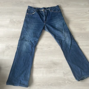 Levi's 507 jeans - Säljer ett par klassiska Levi's 507 jeans i blå denim. De har en rak passform och är tillverkade i slitstarkt jeansmaterial. 
