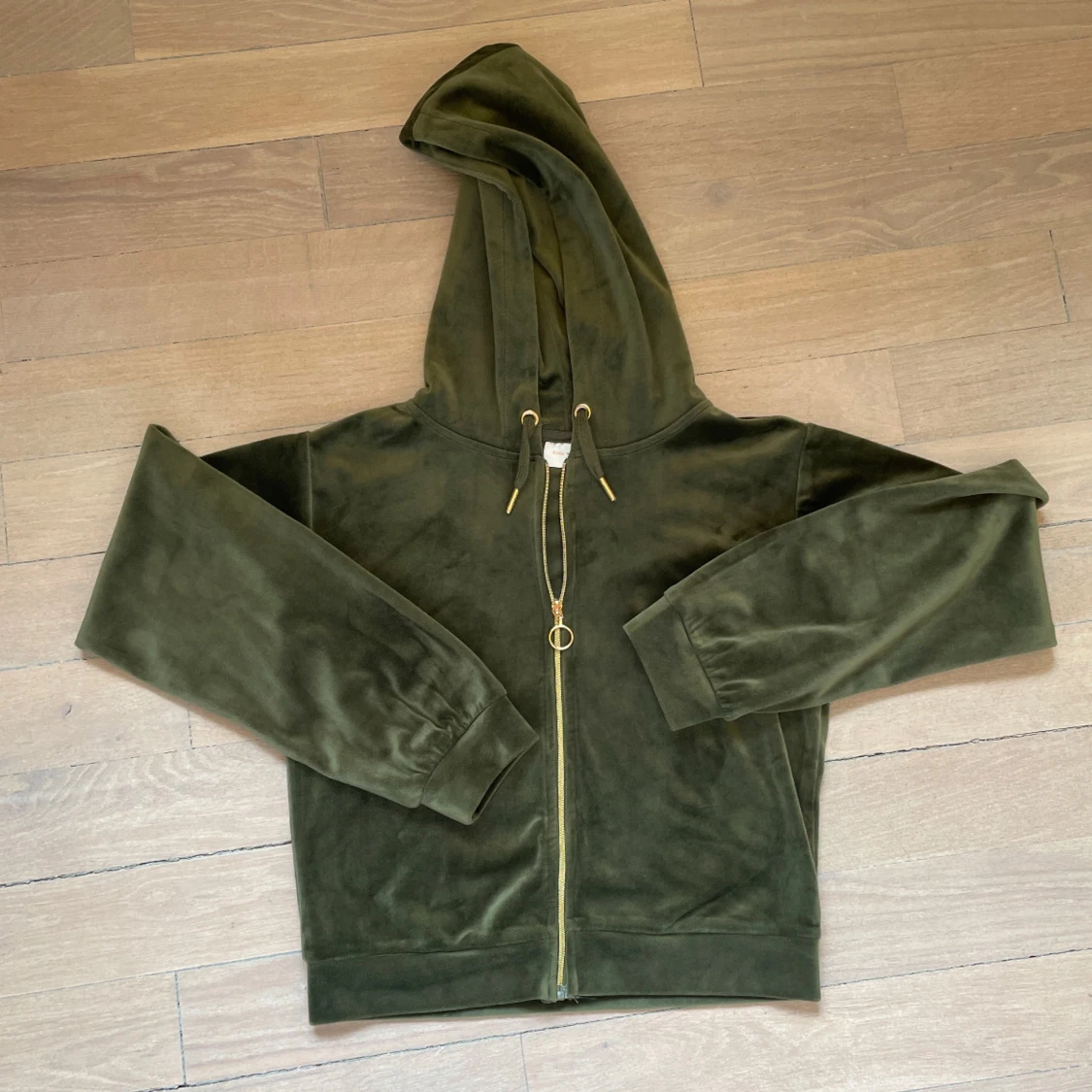 Grön hoodie från Gina Tricot
