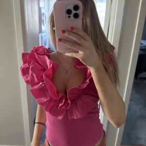 Rosa body med volangdetaljer - Intressekoll på denna assnygga slutsålda bodyn från Zara 🩷Använd 1 gång i stl s men passar mig som har xs vanligtvis 🩷. Första bilden är min 