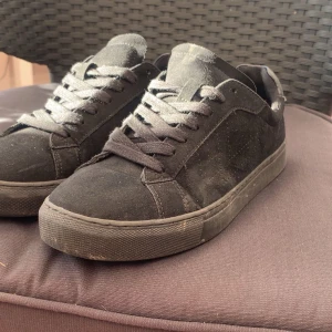 Svarta sneakers i mocka - Snygga svarta sneakers i mocka med snörning. Perfekta för en stilren look. De har en rund tå och en klassisk design som passar till det mesta.