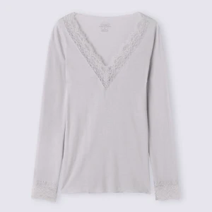 Intimissimi tröja i ljusgrå - Jätte fin ljus grå intimissimi tröja med spets sparsamt använd i storlek s. 