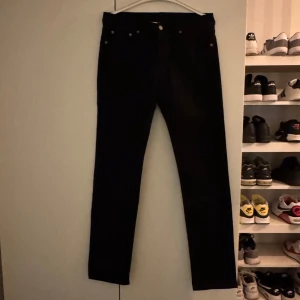 Svarta jeansbyxor - Snygga svarta 511 Levis jeans med en klassisk design. De har en rak passform och är perfekta för en stilren look. Byxorna har knappar och dragkedja framtill. Byxorna är i mycket bra skick. Byxorna är i storlek 30-32. 