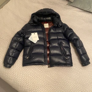 Moncler Maya - Säljer denna feta vinter jackan eftersom att det inte är vinter längre, därför behöver jag inte den. Och eftersom att vintern är slut nu så säljs den för grymt pris. Den är i helt nyskick och sitter riktigt bra. 