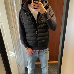Dunväst - Tjena, säljer en svart stilren dunväst från Lyle and scott. Priset kan diskuteras🙌