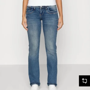  LTB jeans  - Jättefina blå jeans från LTB i modellen Valerie. De har femficksdesign, knappgylf och är bootcut. Det finns inga defekter. Storlek 26/32                                    Skriv gärna för egna bilder!☺️                   Nypris:799