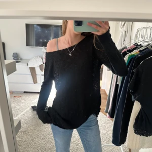 Svart offshoulder tröja - Snygg svart offshoulder tröja med lång ärm 🩷 storlek s/m från zara. Står ej för postens slarv eller frakt!! 