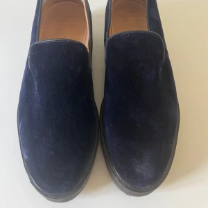 Mörkblå loafers i mocka - Snygga mörkblå loafers från Eytys i mjuk mocka. Skorna har en rund tå och en robust sula som ger en stilren look. Perfekta för en avslappnad men ändå elegant stil.