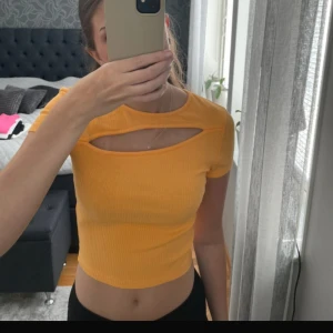 Orange topp - Orange ribbad topp med utskärning från Gina Tricot. Strl XS och använd några gånger.