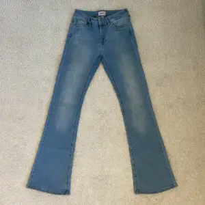 Säljer ett par snygga flare jeans från Only. Jeansen är i storlek S och längden på de 30. Materialet är mjukt och stretchigt. Jeansen är i mycket bra skick och bara använda ett väldigt få antal gånger. Köpta för 550kr, priset kan diskuteras💗