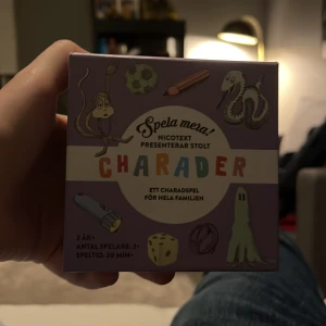 Charader - Ett charadspel för hela familjen - Ett roligt charadspel från Nicotext för hela familjen. Spelet är för 2 eller fler spelare och rekommenderas från 8 år. Perfekt för spelkvällar med en speltid på 20 minuter eller mer.