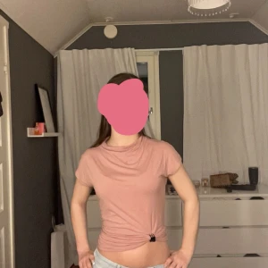 Rosa t-shirt - Säljer en rosa t-shirt med korta ärmar. T-shirten har en enkel design och är perfekt för en avslappnad stil. Den är gjord i ett mjukt material som känns skönt mot huden. Vet ej vart tröjan är ifrån eller vilken storlek då jag klippt av lappen för den klia