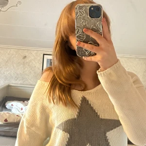Stjärn off shoulder topp - Jätte snygg stjärn design på toppen, i ett stickad material som går att andas jätte bra i. Väldigt snyggt till sommaren.