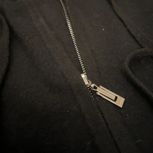Svart Merinoull Zip - Säljer nu en jävligt skön och snygg zip av merinoull. Strl S, Modellen är 175. Hör av dig om du har frågor!