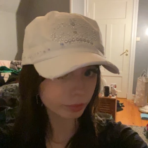 Y2k keps med rinestones - Vet tyvärr inte villket märke den ät men köpte den secund hand❤️den är bra kvalité och super fin och sitter bra❤️