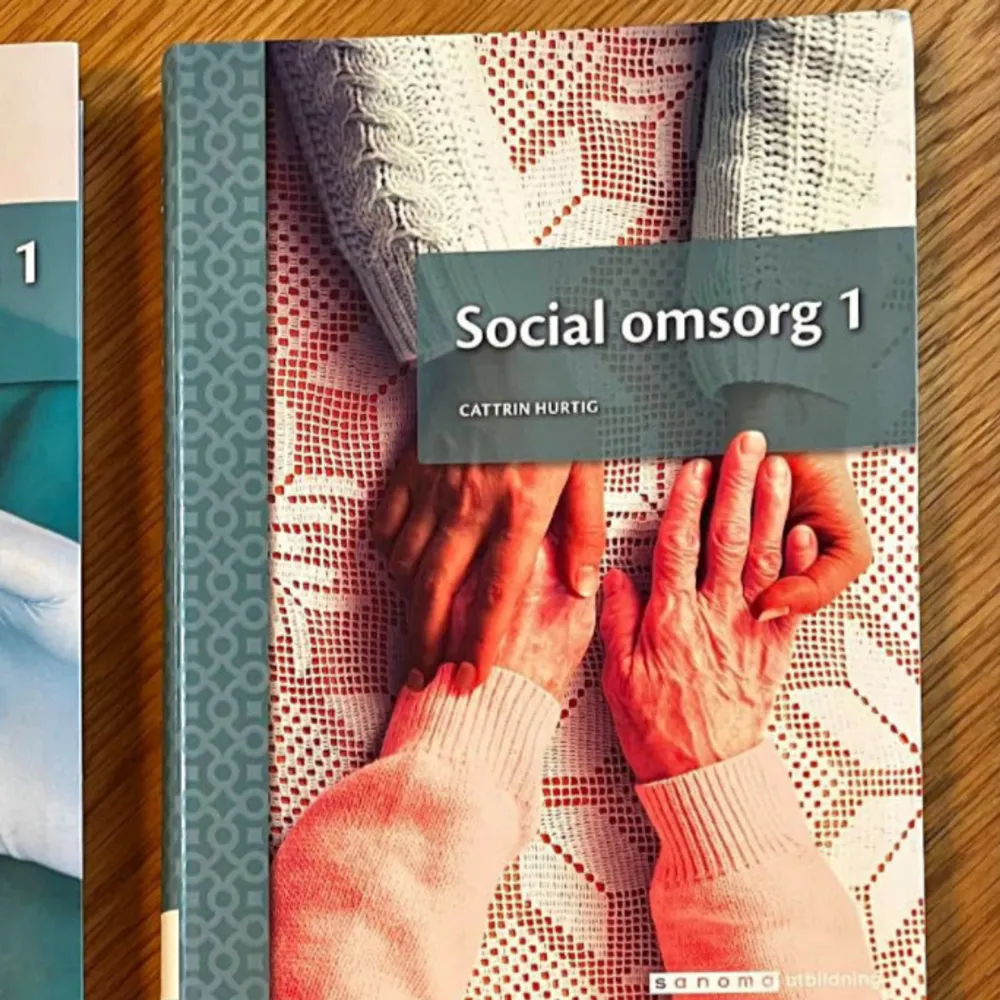Lärobok i social omsorg av Cattrin Hurtig, utgiven av Sanoma Utbildning. Omslaget visar två händer som håller varandra, symboliserande omsorg och stöd. Perfekt för studier inom vård och omsorg.. Böcker.