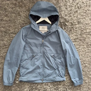 Woolrich Windbreaker - Tja säljer nu denna snygga windbreaker från Woolrich. Jackan är i nyskick och har knappt använts. Nypris ligger på 4300kr och mitt pris är 2199kr. Hör av er vid minsta fundering! Mvh.