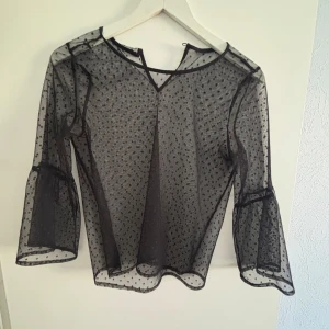 Fin blus  - Fin blus med utsvängda 3/4 armar,med ett fint prickigt mönster.