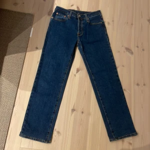 Blå Levis 501 jeans - Klassiska blå Levis 501 jeans med rak passform. De har en knappgylf och femficksdesign. Perfekta för en avslappnad stil. Helt ny utan pris lapp