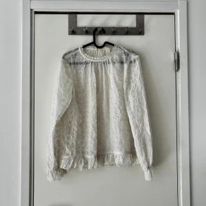 Blus i offwhite/beige  - Snygg blus med gulligt blommönster. Stolen 38 från HM. 🤍