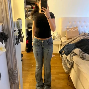 Blå botcut jeans nelly - Aldrig använda helt nya, inga hål eller fläckar normal i storleken säljer för ska köpa en annan storlek. Original pris 600 men priset kan diskuteras💞