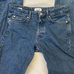 Blå jeans från Only & Sons - Snygga blå jeans från Only & Sons med klassisk femficksdesign och knappgylf. Perfekta för en avslappnad stil. Tillverkade i slitstarkt denim.